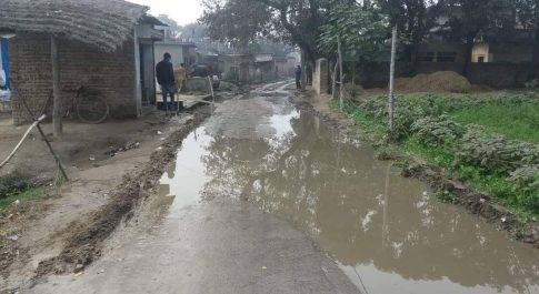 महराजगंज। सड़क पर जलजमाव से ग्रामीणों का चलना दूर्लभ