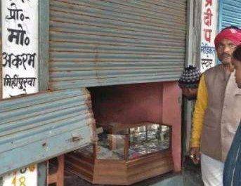 बहराइच : शटर काट सराफा दुकान से उड़ाया,चोरों ने नकदी और जेवरात समेत छह लाख