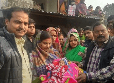 गोंडा : सड़क पर पाई गई बच्ची आकांक्षा की गोद मिली तो मुस्कुरा उठी सुन्दर ‘सानवी