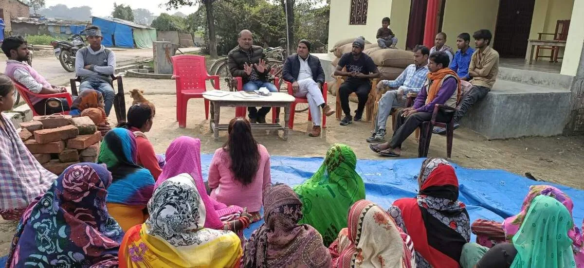 महराजगंज। खुली बैठक द्वारा कोरोना जैसी गंम्भीर वायरस की दी गई लोगो को जानकारी