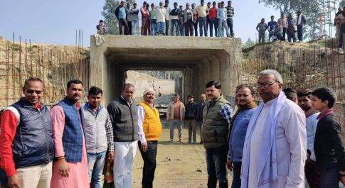 महराजगंज। बृजमनगंज क्षेत्र निर्माणाधीन अंडर पासिंग को लेकर ग्रामीणों ने किया घेराव