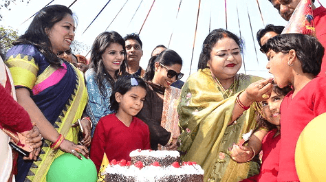 बहराइच : में गौ सेवा करके अनुपमा जायसवाल ने सेवा संकल्प दिवस की शुरुआत की