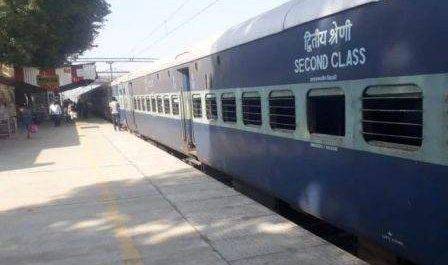 गोंडा: में ट्रेन से गिरकर दो लोगों की मौत, पोस्टमार्टम के लिए भेजा गया शव