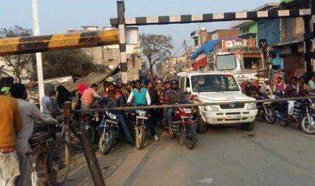 गोंडा : में रेलवे गुमटी का ट्रैक्टर के टकराने से वूमर टूटने से यातायात ठप रहा