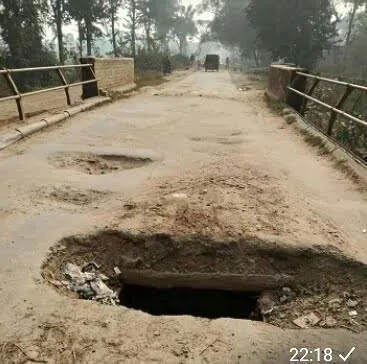 महराजगंज/गोरखपुर। दुर्घटना को दावत दे रहा गड्ढा युक्तपुल,जिम्मेदार बने मौन