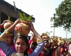 महराजगंज। नौतनवा क्षेत्र में पंच कुण्डीय महायज्ञ के लिए निकला कलशयात्रा