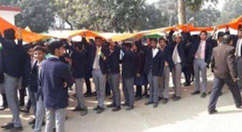 महराजगंज। महराजगंज में विद्यार्थी परिषद ने 101 मीटर लम्बे तिरंगे के साथ यात्रा निकाली