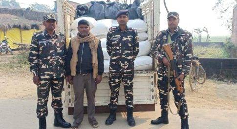 महराजगंज:पिकअप पर लदी 50 बोरी कनाडियन मटर के साथ एक गिरफ्तार