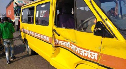 महराजगंज। बेतरतीब खड़े मालवाहक ट्रकों की वजह से बाल बाल बचा बच्चों से भरा स्कूल वैन