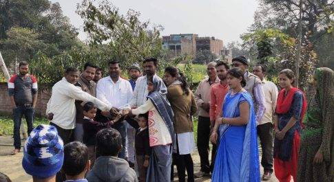 महराजगंज। कैंसर से पीड़ित किशोर को मिली आर्थिक मदद
