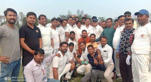 महराजगंज। महराजगंज मे प्रशासन एवं मीडिया के बीच क्रिकेट का हुआ आयोजन