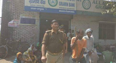 बहराइच। बहराइच पुलिस ने किया बैंको के आस-पास संदिग्ध व्यक्तियों व वाहनों चेकिंग 