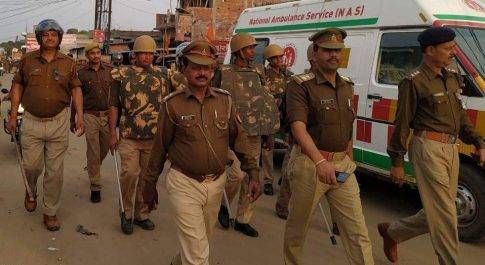 महराजगंज। होली पर्व पर शांति ब्यवस्था बनाये रखने हेतु बृजमनगंज पुलिस ने किया फ्लैगमार्च