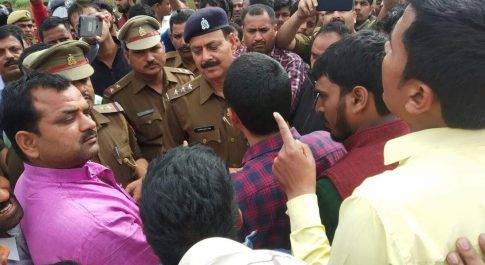 महराजगंज। ग्रामीणों ने भाग रहे तस्करों को पकड़ किया पुलिस के हवाले