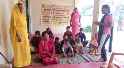 महराजगंज। पोषण पखवाडा़ अन्तर्गत एनिमिया व उसके दुष्प्रभाव पर आँगनवाड़ियों द्वारा चर्चा