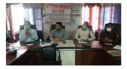 उत्तर प्रदेश क्रोना वायरस वार रूम में जिलाधिकारी ने की अधिकारियों के साथ बैठक