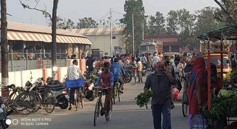 महराजगंज। लॉकडॉउन एवं धारा 144 के नियमों की नवीन मंडी स्थल नौतनवां में उड़ाई जा रही है धज्जियां