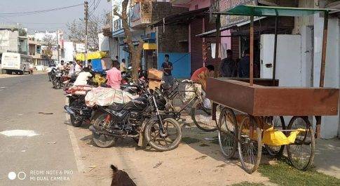 महराजगंज। *लॉकडॉउन के नियमों को नहीं दिया जा रहा गंभीरता, भीड़ भाड़ से नहीं कर रहे हैं बचने की कोशिश
