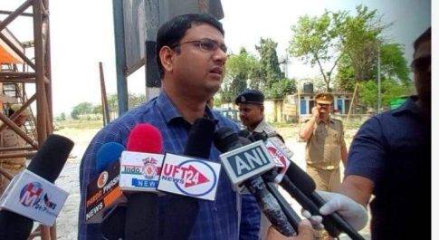 महराजगंज। भारत नेपाल सीमा पर पहुंचे डीएम, एसपी, सुरक्षा व्यवस्था का लिया जायजा