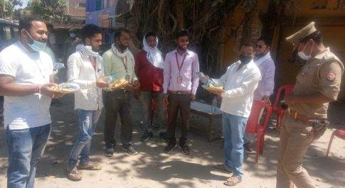 महराजगंज। गस्त कर रहे पुलिस जवानो का हौसला बढाने के लिए पत्रकारों ने फल बिस्किट काजू पानी सहित अन्य सामानो का किया बितरण
