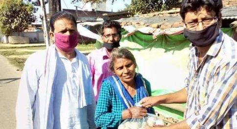 महराजगंज। भाजपा युवा नेता राकेश जायसवाल ने शाहाबाद मे गरीब लोगों को नि:शुल्क राशन पैकेट दिया