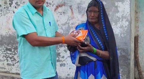महराजगंज। जरुरत मंदो को सामग्री उपलब्ध करा रहे है समाज सेवी