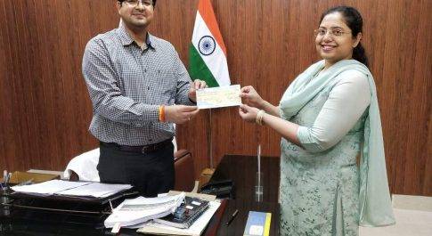 कोरोना पीड़ितों की मदद, के, लिए बहराइच, जिला अधिकारी की पत्नी ने दिया बीस हजार का चेक