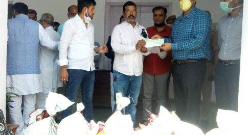 बहराइच। जारी है जिलाधिकारी राहत कोष में सहयोग राशि देने का सिलसिला
