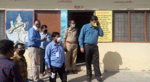 डीएम एसपी ने किया ग्रामीण क्षेत्रों का भ्रमण, सेनिटाइजिंग कार्य व शेल्टर होम का किया निरीक्षण