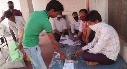 मुफ्त खाद्यान्न पाकर खिले गरीबों के चेहरे