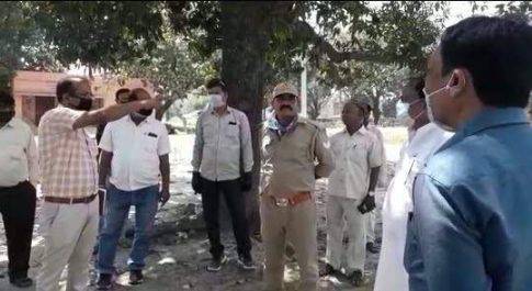 महराजगंज। बृजमनगंज क्षेत्र में करोनटाईन स्थल पर पहुंचे वीडियो एवं नोडल अधिकारी भीड़ को देखकर लगाई फटकर