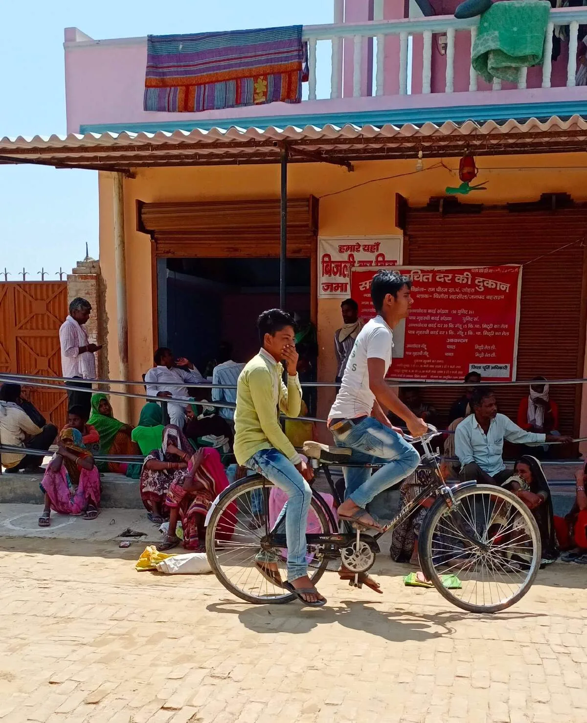 उत्तर प्रदेश बहराइच कोटेदार ग्राम प्रधान तथा लेखपाल लाक डाउन का बना रहे मजाक