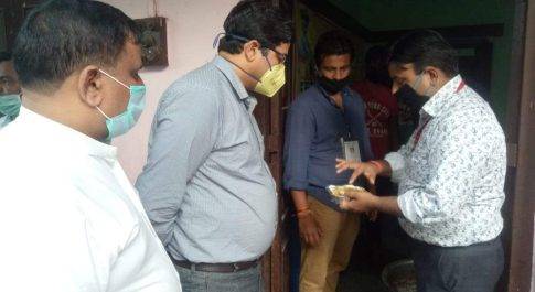 बहराइच। अन्न रथ की सामुदायिक रसोई का डीएम ने किया निरीक्षण