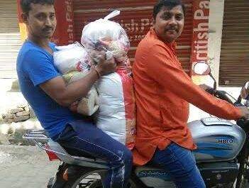 महराजगंज। प्रखर पूर्वांचल मीडिया जरूरत मंदो के घर घर पहुंचा रहे राशन के पैकेट:पंकज श्रीवास्तव