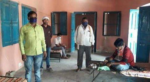 महराजगंज। बृजमनगंज क्षेत्र के हाताबेला हरैया के पंचायत भवन करोनटाईन ब्यक्तियों की देखभाल कर रहे ग्राम प्रधान