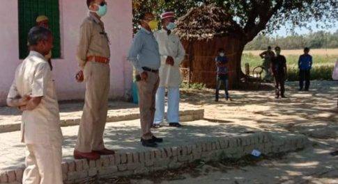 महराजगंज। बृजमनगंज क्षेत्र बचगंगपुर दौरे पर पहुचे एसडीएम और सीओ फरेन्दा।