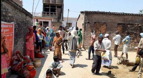 लोगों को बिठाकर कोटेदार हुआ फरार, नहीं बांटा खाद्यान्न
