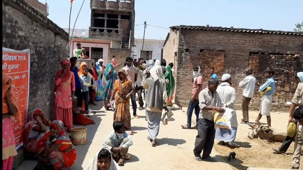 लोगों को बिठाकर कोटेदार हुआ फरार, नहीं बांटा खाद्यान्न