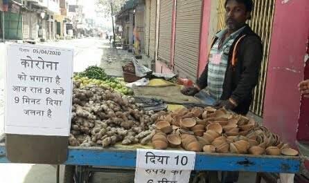 महराजगंज। बृजमनगंज कस्बे मे दीप जलाने की अपील करता सब्जी बिक्रेता