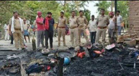 महराजगंज। बृजमनगंज क्षेत्र गुजरौलिया ग्राम सभा में आग लगने से चार मकान जलकर राख
