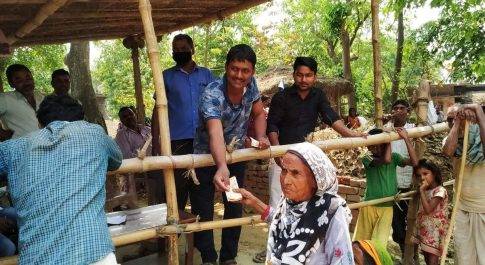 महराजगंज। अनूठा पहल चंदा इकट्ठा कर गरीबो मे वितरित किया धन