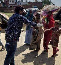 पीलीभीत। फाउंडेशन ने बांटे भोजन के पैकेट
