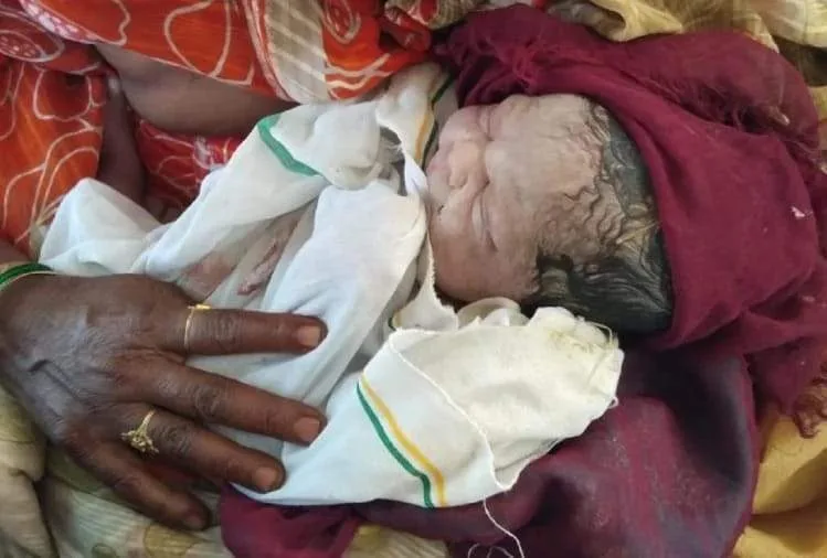 शाहजहांपुर।  लॉकडाउन वाहन नहीं मिला तो साइकिल से गर्भवती पत्नी को ले जा रहा था अस्पताल, सड़क किनारे हुआ प्रसव