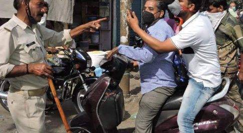 शाहजहांपु। केरूगंज बाजार में नहीं हो रहा सामाजिक दूरी का पालन