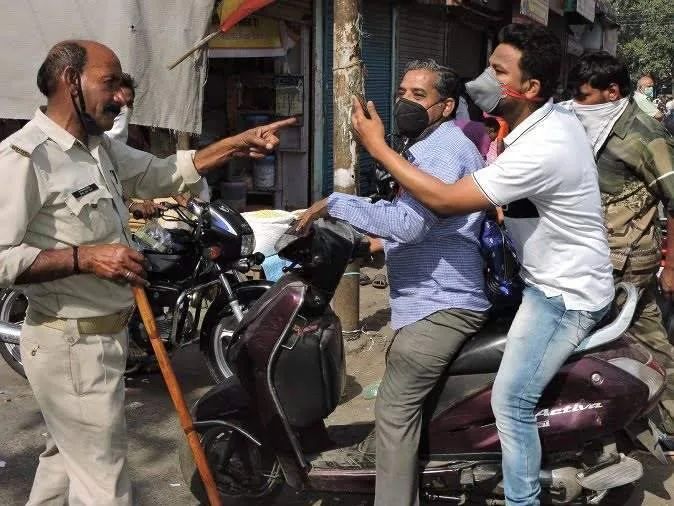 शाहजहांपु। केरूगंज बाजार में नहीं हो रहा सामाजिक दूरी का पालन