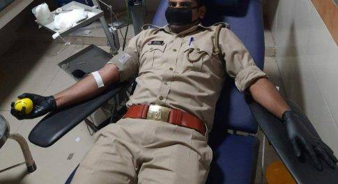 शाहजहांपुर। पुलिस के जज्बे को सलाम : सिपाहियों ने खून देकर बचाई युवती की जान