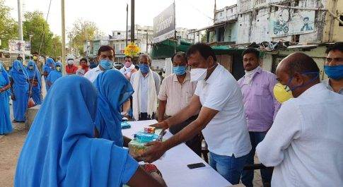 छतरपुर। विधायक ने सभी सफाई कर्मियो का किया सम्मान,साबुन,सैनिटाइजर,मास्क और एक पेटी एनर्जी ड्रिंक दी