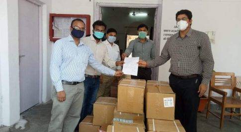 बहराइच। आगा खाॅन फाउण्डेशन ने जिलाधिकारी को भेंट की सामग्री