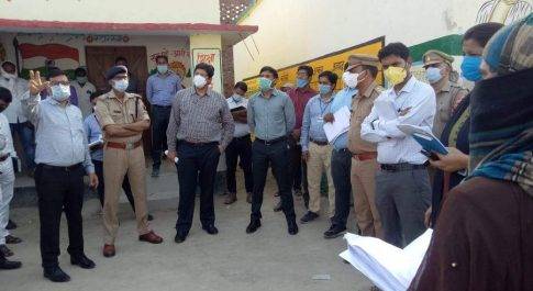 बहराइच। डीएम व एसपी ने किया बसहियापाते में स्थापित शेल्टर होम का निरीक्षण