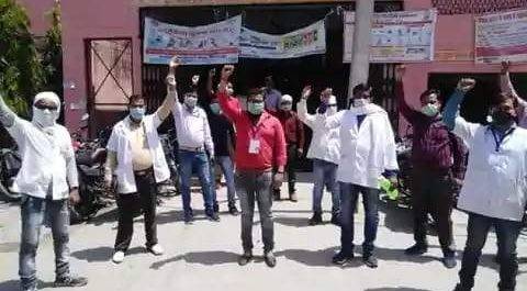 पीलीभीत I पीलीभीत के बीसलपुर में स्वास्थ्यकर्मी से अभद्रता के विरोध में प्रदर्शन